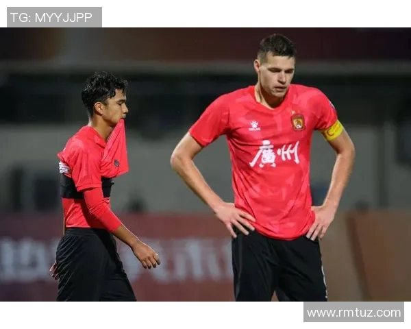 霍深坪精彩解围助力广州队逆转局势展现团队精神与个人能力 霍深坪精彩解围助力广州队逆转局势展现团队精神与个人能力