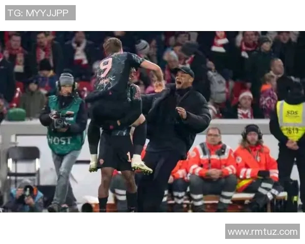 拜仁逆转沙尔克,保持不败纪录继续领跑德甲 拜仁逆转沙尔克,保持不败纪录继续领跑德甲