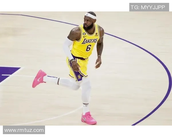 詹姆斯在国际篮球赛中创造历史,成为历史上最年长的得分王 詹姆斯在国际篮球赛中创造历史,成为历史上最年长的得分王